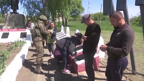 Russian Troops & Locals On The Eve Of Victory Day Improve A Memorial To Soviet Soldiers In LPR!