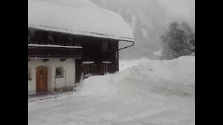 Davos has got its hands full with snow (85G)