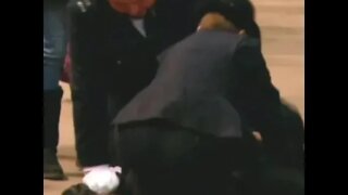 URGENTE Homem é detido após sair da fila e ir até o caixão da rainha Elizabeth