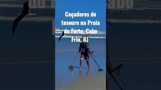 Caçadores de tesouro na Praia do Forte [ Cabo Frio RJ] #shorts