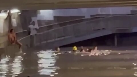 Imaginile șocante de la salvarea unei persoane în inundațiile din Orașul Mataró (Barcelona)