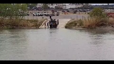 Reportero mexicano graba a cuerpo de bomberos de Eagle Pass, Texas robando agua del río Bravo