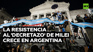 Cacerolazos, asambleas y marchas: La resistencia al 'decretazo' de Milei crece en Argentina