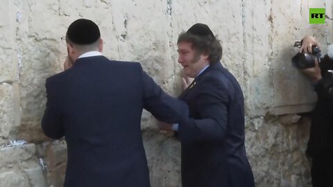 Argentina´s newly converted President to Judaism breaks down in tears at Wailing Wall