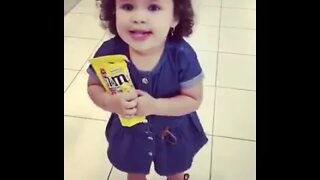 CADE OS MEUS DOCINHOS - I think this chocolate is very tasty - #shorts #linda #bebe