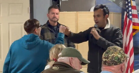 Vivek Ramaswamy Offers Mic to Protester During Event, Then 'Something Surprising' Happens