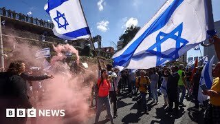 Israeli mass protests against reforms block roads and airport - BBC News
