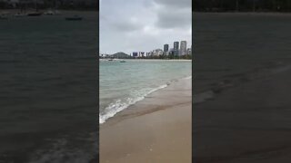 Frente fria chegou e as praias estão vazias em Vitória.📍Praia da Guarderia