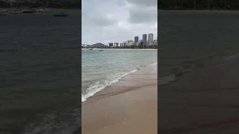 Frente fria chegou e as praias estão vazias em Vitória.📍Praia da Guarderia