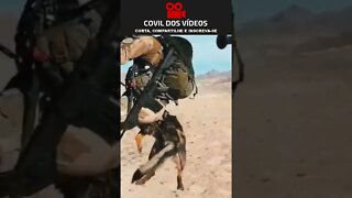 soldado pulando de helicóptero com cachorro