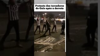 TORCIDA DO GALO 🐓 PROTESTA APÓS ELIMINAÇÃO PARA O FLAMENGO #shorts #flamengo #atleticomineiro