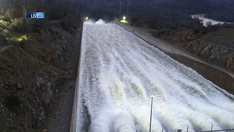 Oroville Dam spillway collapses 🔴 2-11-17 inside the danger zone.