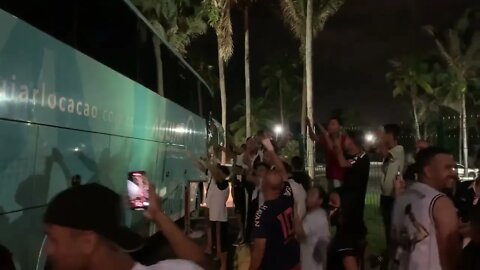 Torcedores recebendo o Vasco em São Luís por volta das 2 da manhã no hotel