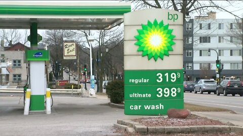 Experts say gas prices ahead of holiday weekend show mixed bag