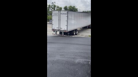 18 Wheeler 🚛 Gets Stuck On Drop off load At Work