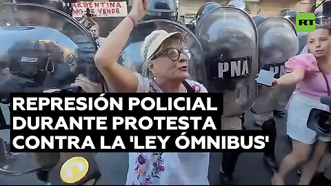 Fuertes disturbios y represión policial durante protesta contra la 'ley ómnibus' de Milei