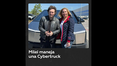 Milei maneja junto a su hermana una camioneta Cybertruck de Tesla