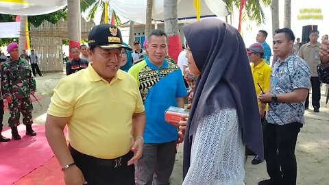 Peringati HUT ke-56 Lampung, Gubernur Arinal Hadiri Baksos Beri Bantuan Sembako Bagi Warga Pahawang