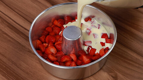 Check out this super creamy and delicious strawberry dessert!