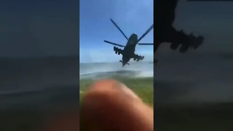Guerra na Ucrânia - Helicóptero dá rasante incrível ‼️
