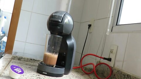 Cafeteira Nescafé Dolce Gusto Mini Me Preta - Preparando um Mocha