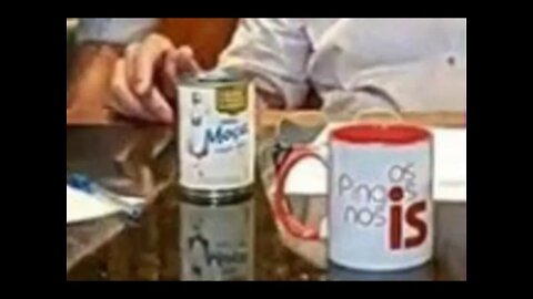 Bolsonaro transmite live com lata de leite condensado em cima da mesa