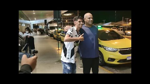 Luva de Pedreiro tirando foto com fãs logo após chegar ao Rio