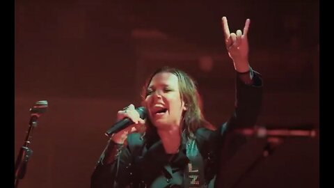 Lzzy Hale (Halestorm) delivering one of the best openings to a rock concert ever?