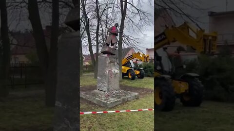 😡 В польском городе Седльце снесли памятник павшим советским солдатам