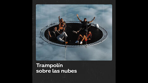 Adictos a la adrenalina saltan en un trampolín por encima de las nubes