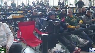 Packers fans wait in line for hours for Rodgers' autograph