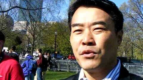 Yushin Sugita Kyodo News covering the Tea Party Express Boston 4-14-10.AVI