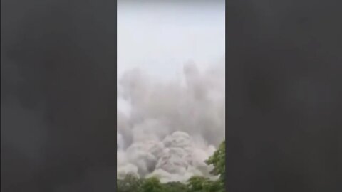 Moment of Demolition of Supertech Twin Towers in India