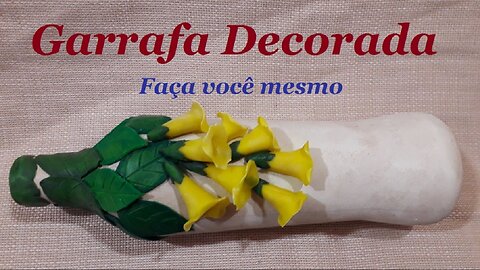 GARRAFA DECORADA COM MASSA DE BISCUIT - LÍRIOS @lucibuzo ​