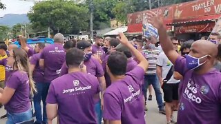 Jorge Salgado sendo recebido por apoiadores cantando o hino do Vasco - Eleições do Vasco 2020