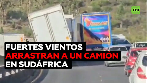 Un camión cae de un puente por los vientos huracanados en Sudáfrica