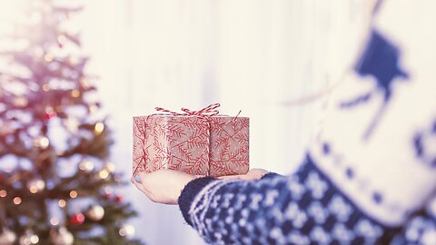 1 in 3 Americans will buy holiday gifts 2 months in advance