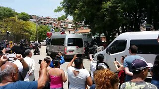 Corpo de bombeiros chegando com o corpo de Gugu Liberato