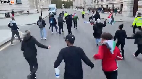 Israeli Supporter Holding A Flag Is Attacked By Pro-Hamas Supporters Shouting Allah Akbar In London