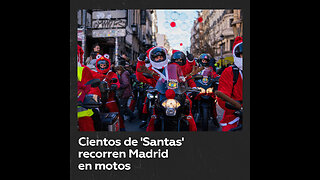 Cientos de Papás Noel recorren Madrid en motos en un llamativo desfile navideño