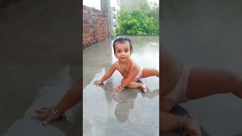 cute baby bathing in rain|baarish status|rain status|WhatsApp baariah status|shorts|baarish|