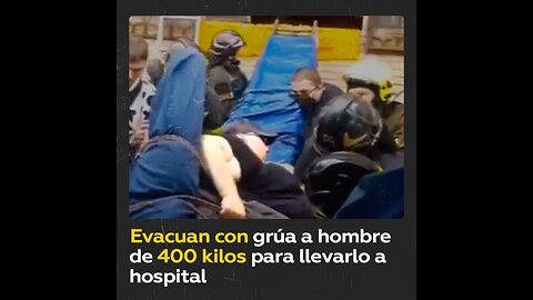 Sacan a un hombre de 400 kilos con una grúa para llevarlo al hospital