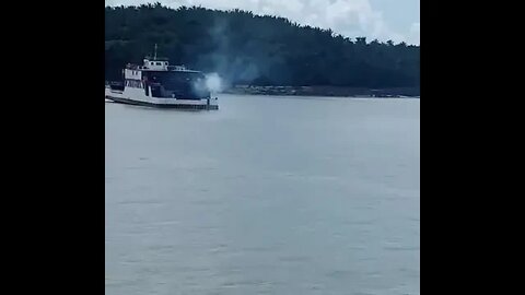 MUITA FUMAÇA EM FERRY-BOATE VELHO ASSUSTA PASSAGEIROS DURANTE TRAVESSIA NO MARANHÃO