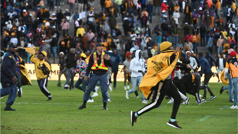 WATCH: Chaos in Stellenbosch as thousands of ticketless Kaizer Chiefs fans pitch up for MTN8 clash