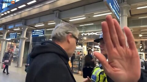 Piano Player Harassed By Chinese Tourist For Filming Them, Then London Cop Turns Into CCP Security