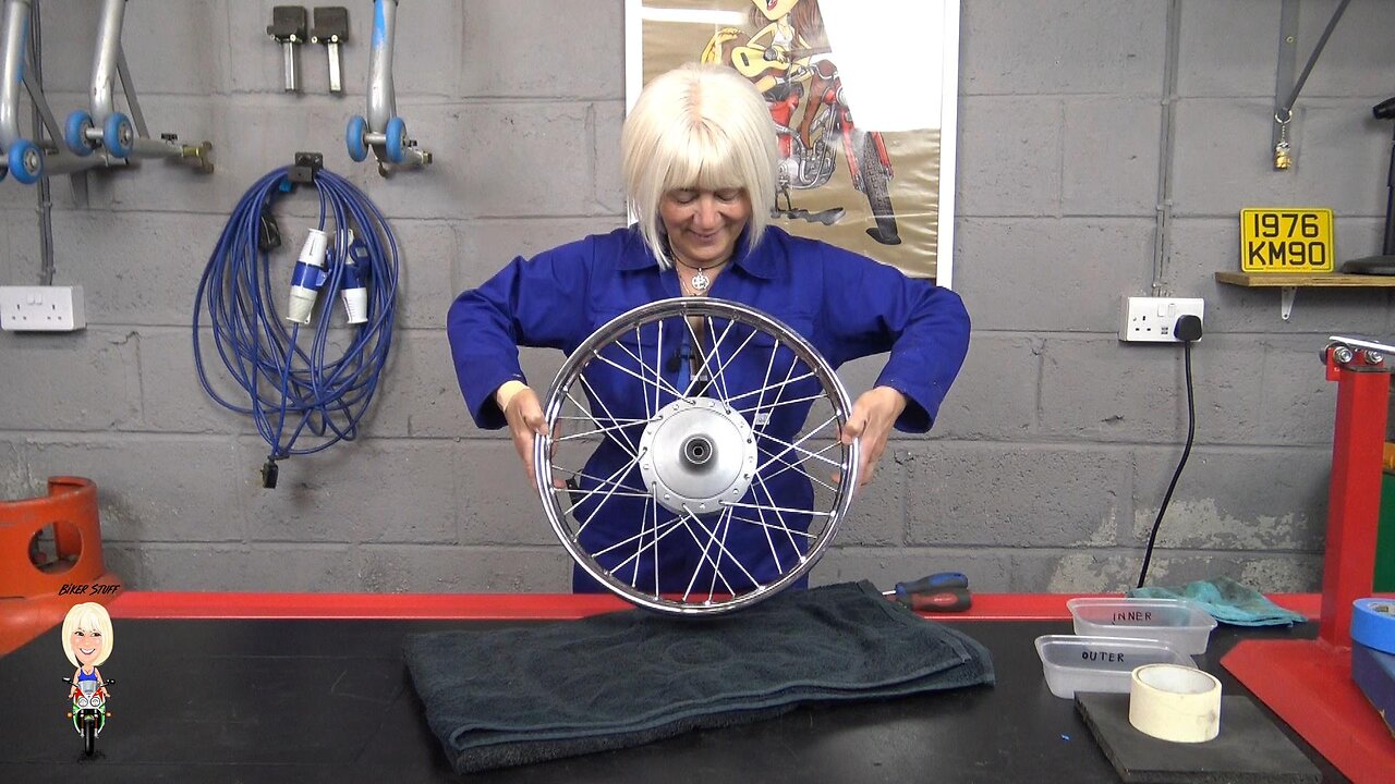 KM90 Restoration P21 Respoking the wheels