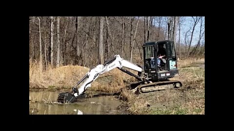 Cleaning pond sludge & weeds-Bobcat mini excavator (Bobcat e42)