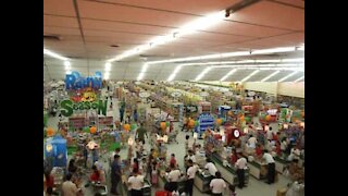 O pânico do Covid-19: Pessoas fazem filas gigantes no supermercado