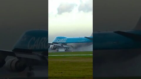 💧Boeing 747 on wet runway