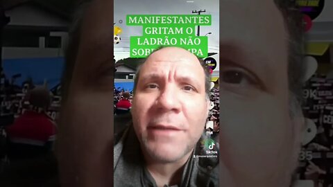 Manifestantes gritam " O ladrão não sobe a rampa "